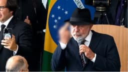 Lula faz gesto com dedo do meio durante evento no Planalto ao defender população de baixa renda