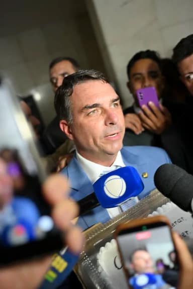 Flávio Bolsonaro faltou 43% das votações nominais do Senado este ano