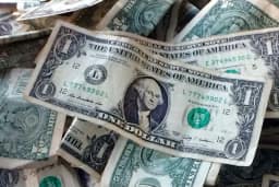 Dólar segue estável em R$ 5,15 e Bolsa cai após alta de juros nos EUA