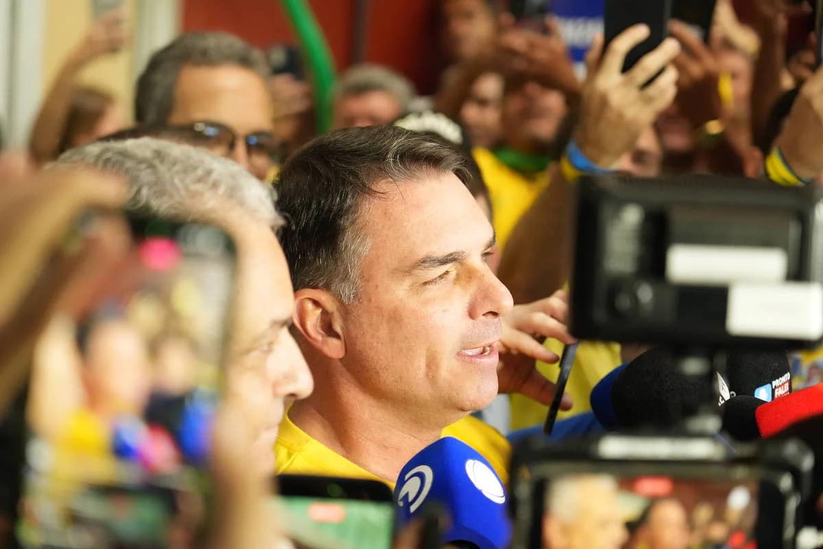 Flávio Bolsonaro propõe jornada de trabalho negociada no lugar do fim da escala 6x1