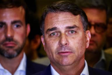 Flávio Bolsonaro abandona promessa de abrir contas do Dark Horse sob inquérito