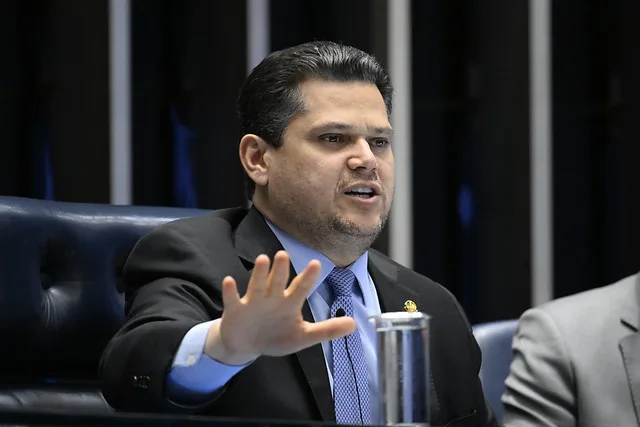 Davi Alcolumbre trava PEC da escala 6x1 no Senado até depois do 1º turno