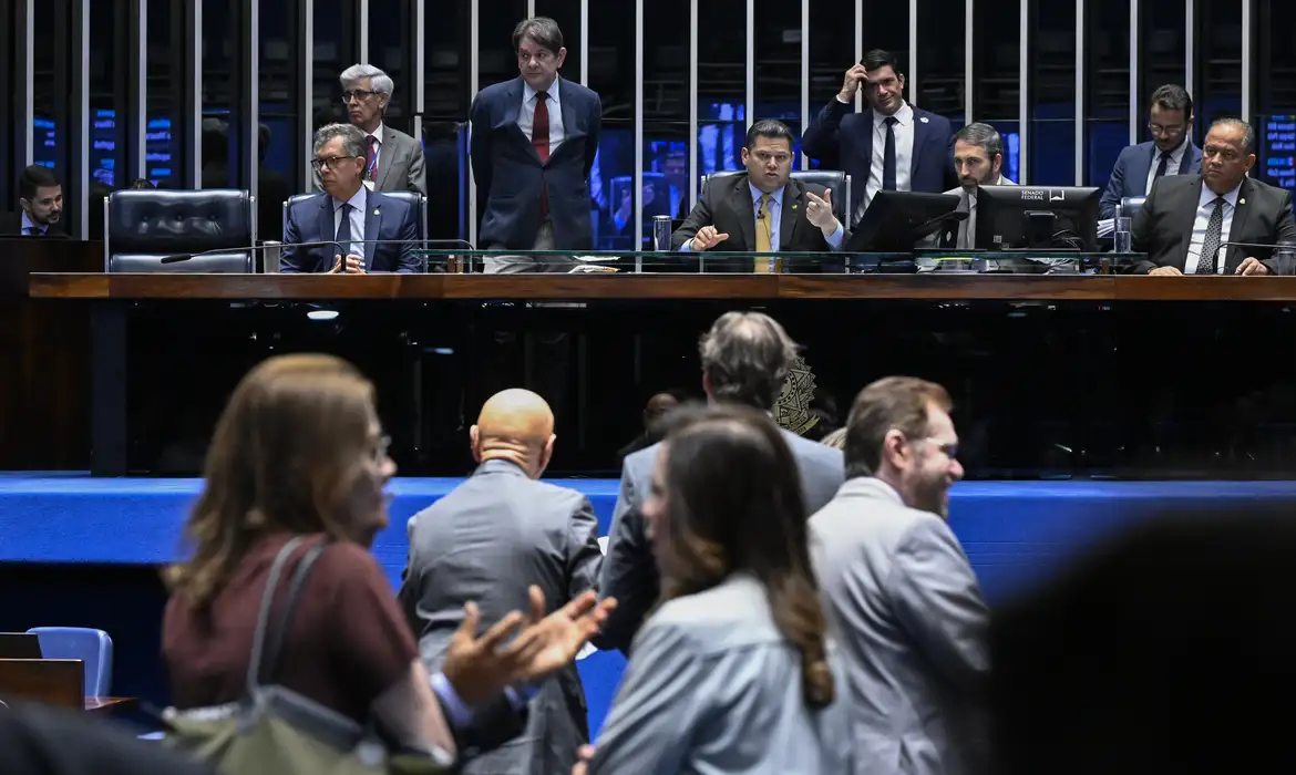 Senado adia PECs da escala 6x1 e da Segurança para depois das eleições