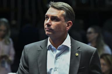 Otoni de Paula pede à PGR que Flávio Bolsonaro seja impedido de deixar o país
