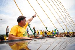 Avião que Flávio teria embarcado pousa no Equador e deve ir aos EUA