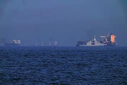 EUA atacam três petroleiros iranianos após disparos contra navios da Marinha
