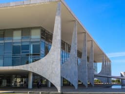 Orçamento de 2027: governo prevê superávit de R$ 83,4 bilhões, salário mínimo de R$ 1.741 e aporte de R$ 6 bilhões aos Correios