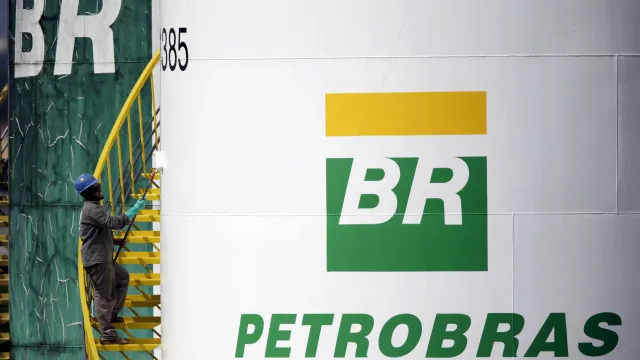 Petrobras corrige anúncio e reduz gasolina em R$ 0,19 para R$ 3,05 por litro