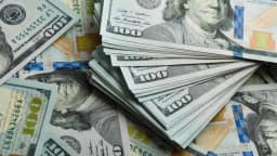 Dólar recua e Bolsa oscila com guerra no Oriente Médio no radar