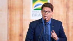 Dino proíbe Mário Frias de sair do país e critica 'evasão internacional' de parlamentares investigados