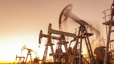 Petróleo Brent passa de US$ 100 com guerra entre Estados Unidos e Irã