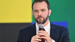 Durigan diz que Brasil não pode continuar com a maior taxa de juros do mundo