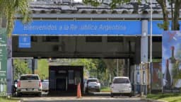 Flávio Bolsonaro e família deixam Argentina em voo privado para Equador