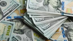 Dólar recua e Bolsa tem forte queda com investidores à espera de novos dados econômicos