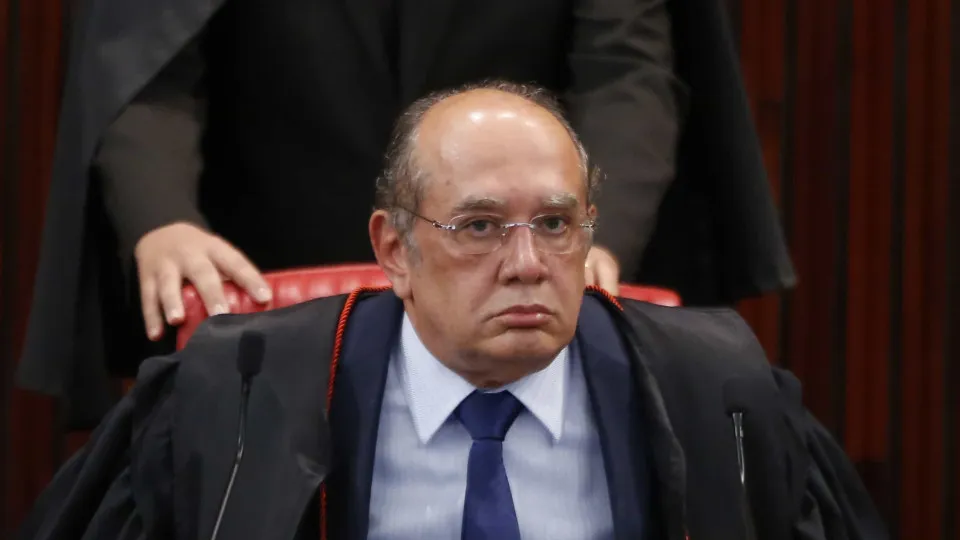Gilmar Mendes manda restabelecer aposentadoria especial a ex-governador Requião