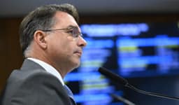 Flávio Bolsonaro aponta ruptura na democracia brasileira em entrevista a canal francês
