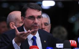 Flávio Bolsonaro diz que será presidente de fato em eventual governo, não o pai