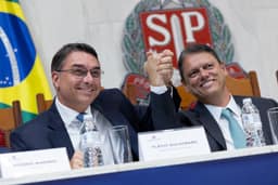 Republicanos lança candidatura de Tarcísio em evento com Flávio Bolsonaro