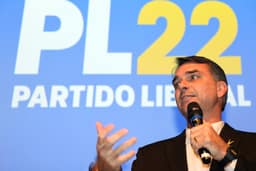 Flávio Bolsonaro divulga diplomas após negativa da UFRJ