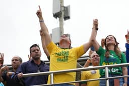 Flávio aposta na memória de Bolsonaro para mobilizar eleitorado e enfrentar Lula