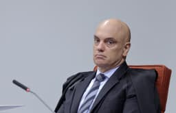 Imprensa internacional vê crise no STF após revelações envolvendo Moraes e Vorcaro