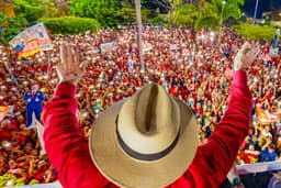 Janja puxa Lula e interrompe abraço de eleitora durante ato no Ceará