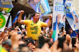 Flávio repete trajeto de facada sofrida por Bolsonaro no ombro do povo em Juiz de Fora (MG)