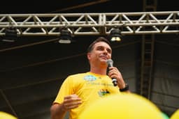 Flávio mira crise no STF para desgatar campanha de Lula