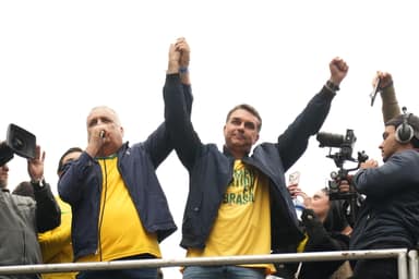 Flávio Bolsonaro empata com Lula em 42% em simulação de 2º turno da Quaest