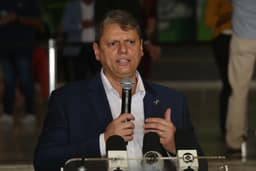 Tarcísio se diz a favor do fim das bets, mas diz que medida de Lula é eleitoreira