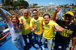 Flávio Bolsonaro confirma presença em último debate e desafia Lula