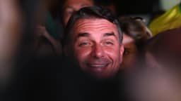 Flávio Bolsonaro vence Lula em 15 estados e no DF no 1º turno