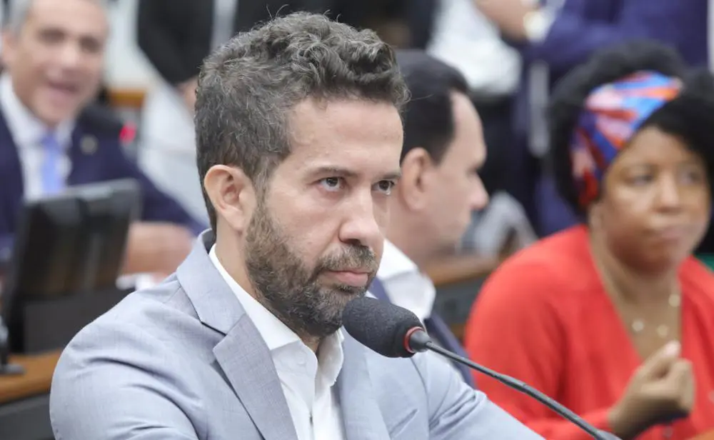 André Janones encena retratação a Nikolas Ferreira e admite ser isca
