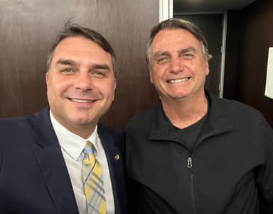 Flávio visita Jair Bolsonaro em prisão domiciliar