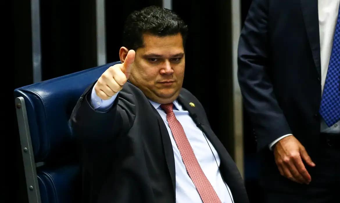 Alcolumbre desafia plano do governo e prorroga medida provisória dos combustíveis