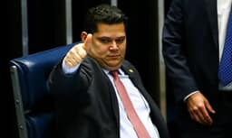 Alcolumbre desafia plano do governo e prorroga medida provisória dos combustíveis
