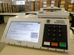 Kássio Nunes Marques apresenta urnas a embaixadores