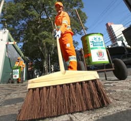 Lula chama trabalho de gari de ‘profissão muito pobre’ e diz que atividade não dá orgulho