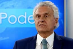 'Respeite as religiões e a fé do povo', diz Caiado para Flávio Bolsonaro
