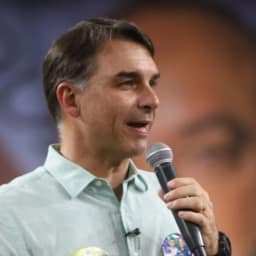 Flávio Bolsonaro chama Lula de 'produto vencido' em BH