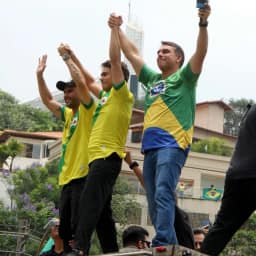 Flávio Bolsonaro reúne aliados em motociata em BH na véspera do 2º turno