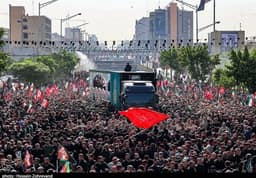 Multidão acompanha cortejo fúnebre de Ali Khamenei pelas ruas de Teerã