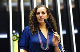 Jandira ironiza Flávio Bolsonaro antes de sabatina e dá “dicas para não vomitar”