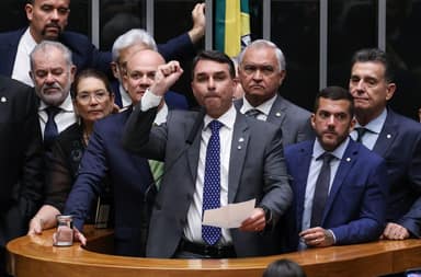 Flávio Bolsonaro quer vice mulher para conter exposição de seu lado machista e autoritário por Michelle