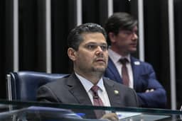 Alcolumbre diz ter 48 votos para se reeleger no Senado e é contra impeachment de Moraes