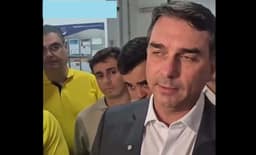 Flávio Bolsonaro culpa Nikolas Ferreira por ato flopado em BH