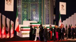 Quatro meses após a morte de Ali Khamenei, funeral do aiatolá vira demonstração de força no Irã