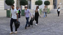 Estudantes mantêm pressão e centenas de escolas devem continuar fechadas na França