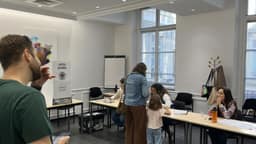 Brasileiros enfrentam filas em Paris para votar no 1° turno das eleições presidenciais