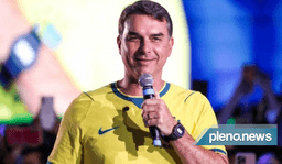 Flávio Bolsonaro critica Lula e diz que petista é “pai do tigrinho”